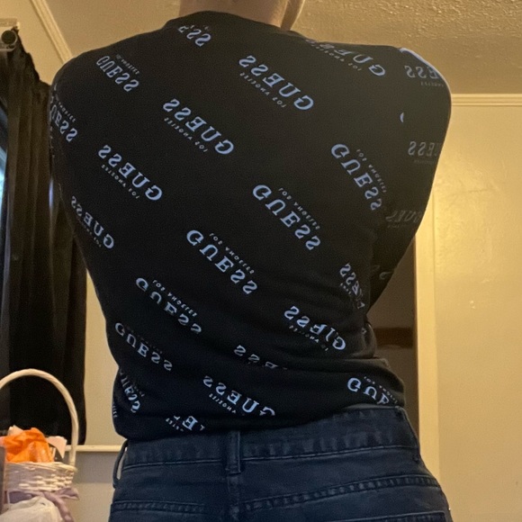 small guess crewneck - Picture 3 of 8